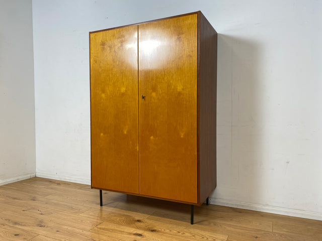Freundlicher heller Mid-Century Kleiderschrank aus 1963 mit Kleiderstange I Schrank Schlafzimmerschrank Flurschrank Garderobe Garderobenschrank Wardrobe Vintage Retro VEB I