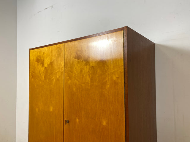 Freundlicher heller Mid-Century Kleiderschrank aus 1963 mit Kleiderstange I Schrank Schlafzimmerschrank Flurschrank Garderobe Garderobenschrank Wardrobe Vintage Retro VEB I