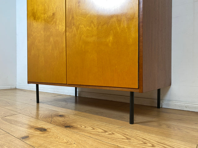 Freundlicher heller Mid-Century Kleiderschrank aus 1963 mit Kleiderstange I Schrank Schlafzimmerschrank Flurschrank Garderobe Garderobenschrank Wardrobe Vintage Retro VEB I