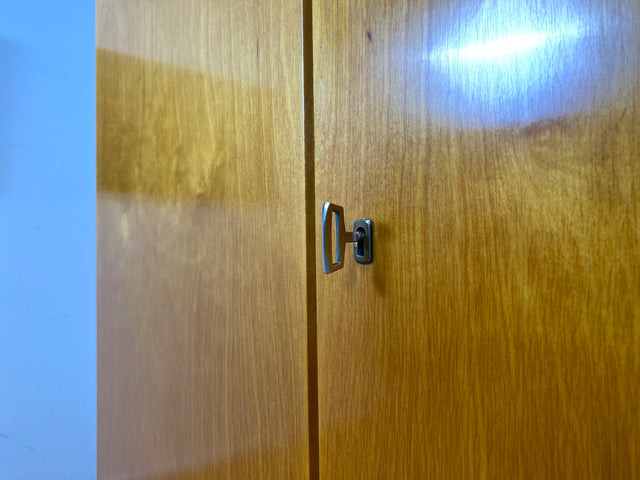 Freundlicher heller Mid-Century Kleiderschrank aus 1963 mit Kleiderstange I Schrank Schlafzimmerschrank Flurschrank Garderobe Garderobenschrank Wardrobe Vintage Retro VEB I