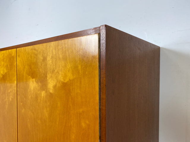 Freundlicher heller Mid-Century Kleiderschrank aus 1963 mit Kleiderstange I Schrank Schlafzimmerschrank Flurschrank Garderobe Garderobenschrank Wardrobe Vintage Retro VEB I