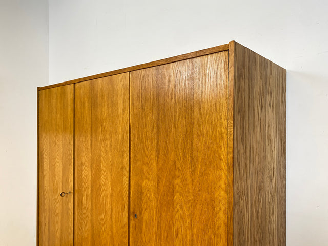 Stilvoller und sehr gut erhaltener heller Mid-Century Kleiderschrank in Eiche