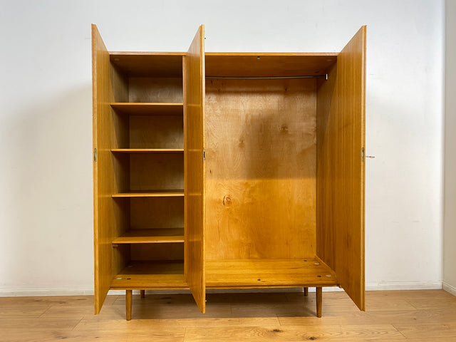 Stilvoller und sehr gut erhaltener heller Mid-Century Kleiderschrank in Eiche