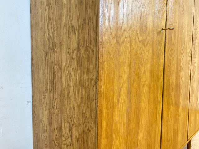 Stilvoller und sehr gut erhaltener heller Mid-Century Kleiderschrank in Eiche