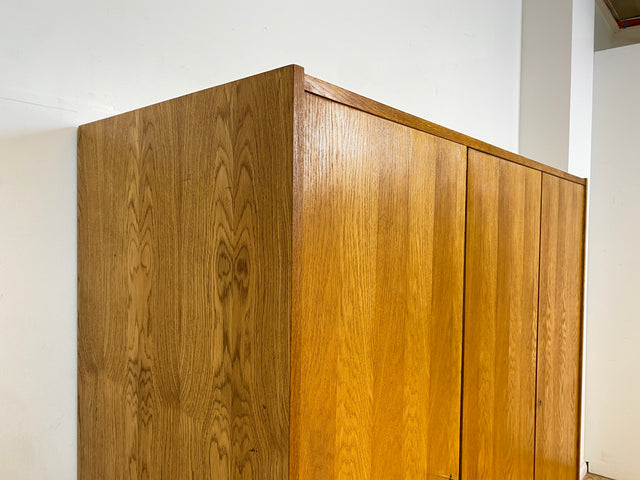 Stilvoller und sehr gut erhaltener heller Mid-Century Kleiderschrank in Eiche