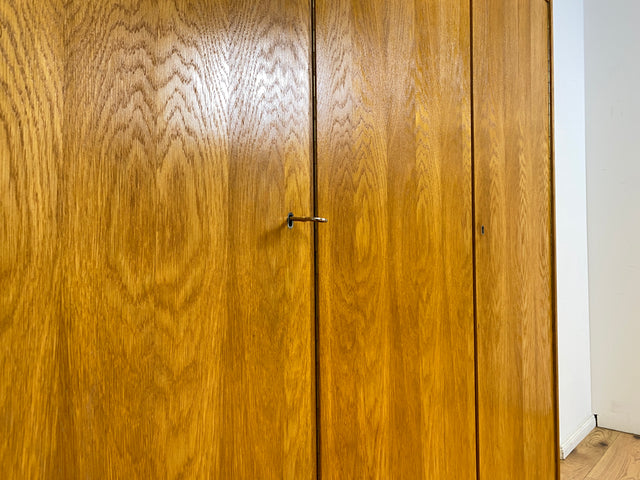 Stilvoller und sehr gut erhaltener heller Mid-Century Kleiderschrank in Eiche