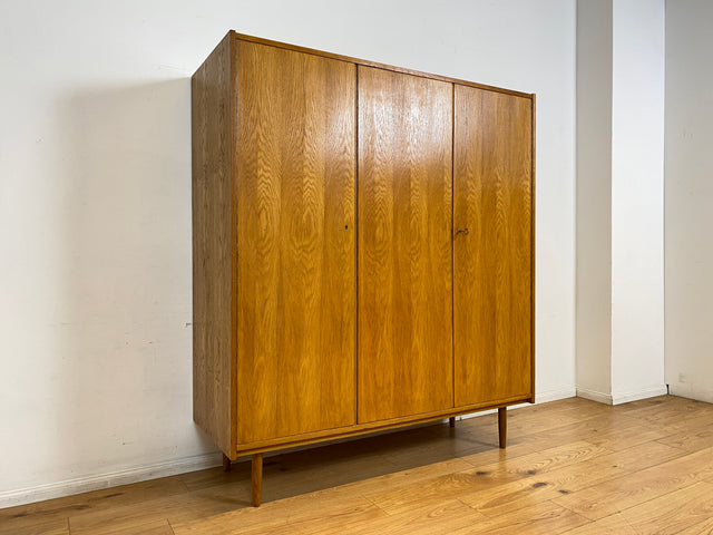 Stilvoller und sehr gut erhaltener heller Mid-Century Kleiderschrank in Eiche