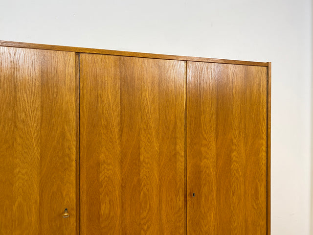 Stilvoller und sehr gut erhaltener heller Mid-Century Kleiderschrank in Eiche
