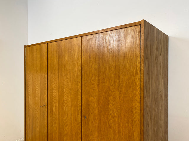Stilvoller und sehr gut erhaltener heller Mid-Century Kleiderschrank in Eiche