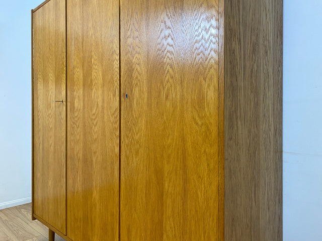 Stilvoller und sehr gut erhaltener heller Mid-Century Kleiderschrank in Eiche