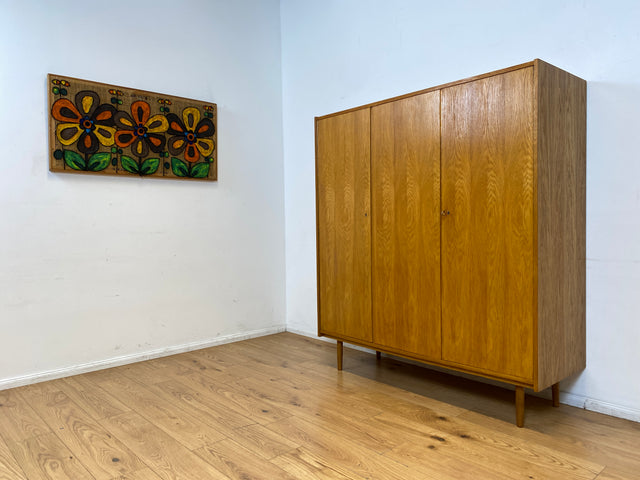 Stilvoller und sehr gut erhaltener heller Mid-Century Kleiderschrank in Eiche