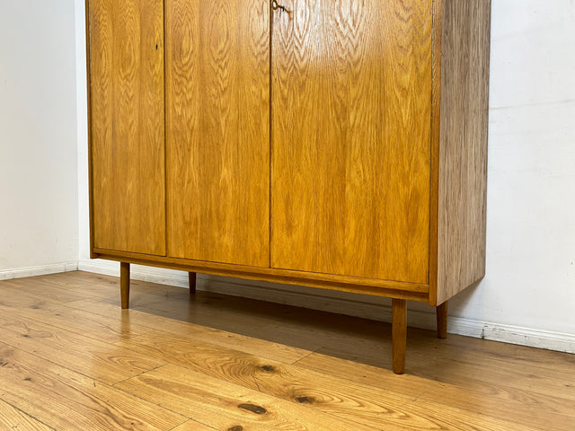 Stilvoller und sehr gut erhaltener heller Mid-Century Kleiderschrank in Eiche