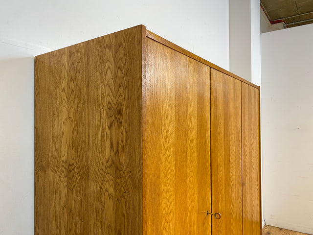 Stilvoller und sehr gut erhaltener heller Mid-Century Kleiderschrank in Eiche