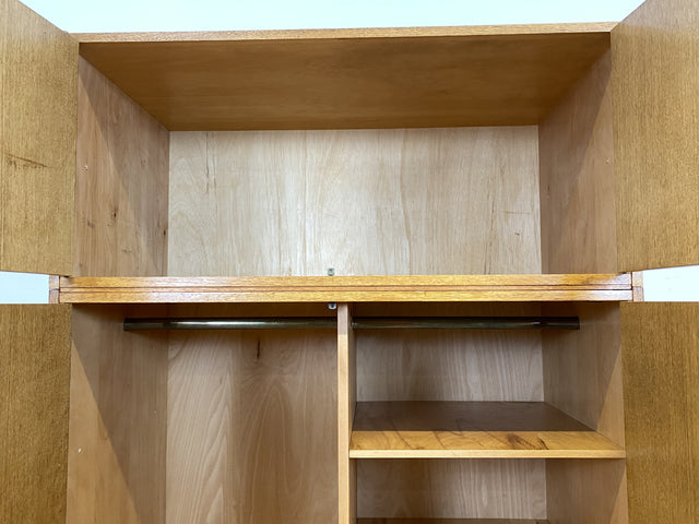 Schöner und perfekt aufgeteilter heller Mid-Century Kleiderschrank in Eiche mit Aufsatz I Schrank Wäscheschrank Schlafzimmerschrank Flurschrank Garderobenschrank Vintage 60er I