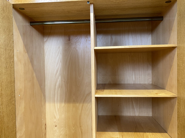 Schöner und perfekt aufgeteilter heller Mid-Century Kleiderschrank in Eiche mit Aufsatz I Schrank Wäscheschrank Schlafzimmerschrank Flurschrank Garderobenschrank Vintage 60er I