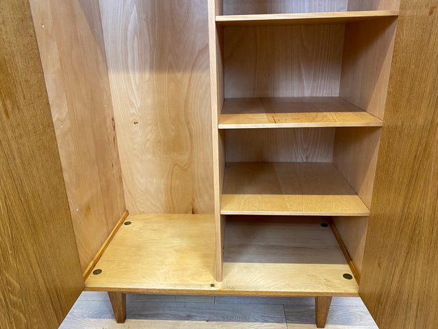 Schöner und perfekt aufgeteilter heller Mid-Century Kleiderschrank in Eiche mit Aufsatz I Schrank Wäscheschrank Schlafzimmerschrank Flurschrank Garderobenschrank Vintage 60er I