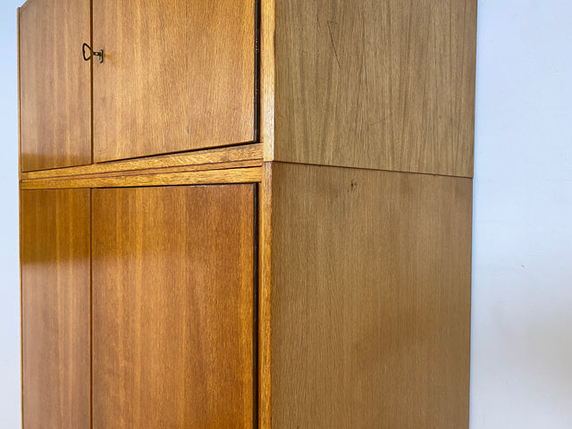 Schöner und perfekt aufgeteilter heller Mid-Century Kleiderschrank in Eiche mit Aufsatz I Schrank Wäscheschrank Schlafzimmerschrank Flurschrank Garderobenschrank Vintage 60er I
