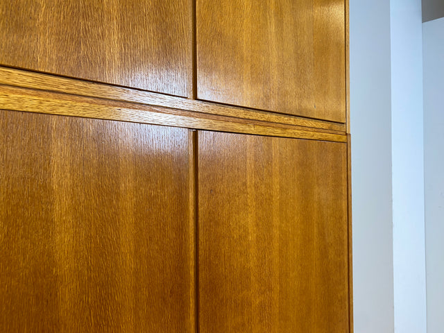 Schöner und perfekt aufgeteilter heller Mid-Century Kleiderschrank in Eiche mit Aufsatz I Schrank Wäscheschrank Schlafzimmerschrank Flurschrank Garderobenschrank Vintage 60er I