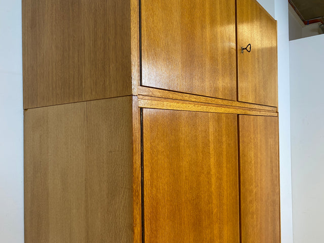 Schöner und perfekt aufgeteilter heller Mid-Century Kleiderschrank in Eiche mit Aufsatz I Schrank Wäscheschrank Schlafzimmerschrank Flurschrank Garderobenschrank Vintage 60er I
