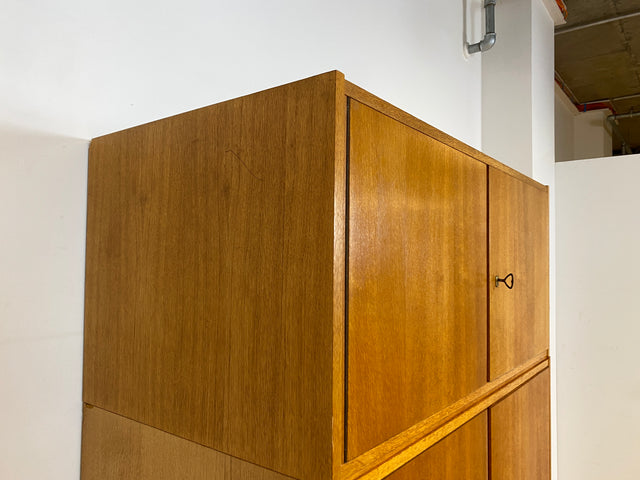 Schöner und perfekt aufgeteilter heller Mid-Century Kleiderschrank in Eiche mit Aufsatz I Schrank Wäscheschrank Schlafzimmerschrank Flurschrank Garderobenschrank Vintage 60er I