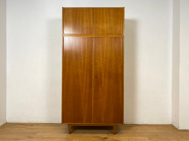 Schöner und perfekt aufgeteilter heller Mid-Century Kleiderschrank in Eiche mit Aufsatz I Schrank Wäscheschrank Schlafzimmerschrank Flurschrank Garderobenschrank Vintage 60er I