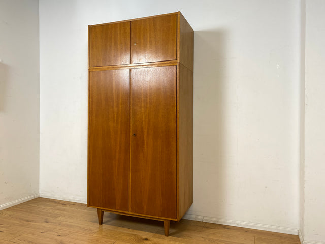 Schöner und perfekt aufgeteilter heller Mid-Century Kleiderschrank in Eiche mit Aufsatz I Schrank Wäscheschrank Schlafzimmerschrank Flurschrank Garderobenschrank Vintage 60er I