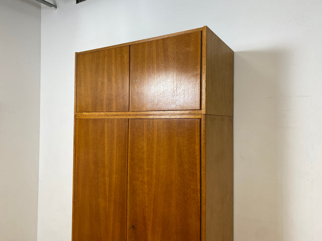 Schöner und perfekt aufgeteilter heller Mid-Century Kleiderschrank in Eiche mit Aufsatz I Schrank Wäscheschrank Schlafzimmerschrank Flurschrank Garderobenschrank Vintage 60er I
