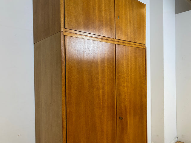 Schöner und perfekt aufgeteilter heller Mid-Century Kleiderschrank in Eiche mit Aufsatz I Schrank Wäscheschrank Schlafzimmerschrank Flurschrank Garderobenschrank Vintage 60er I