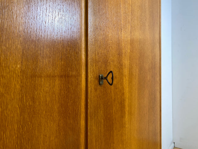 Schöner und perfekt aufgeteilter heller Mid-Century Kleiderschrank in Eiche mit Aufsatz I Schrank Wäscheschrank Schlafzimmerschrank Flurschrank Garderobenschrank Vintage 60er I