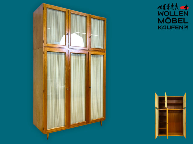 Stilvoller und perfekt aufgeteilter heller Mid-Century Kleiderschrank mit Glastüren , Vorhang und Aufsatz I Schrank Schlafzimmerschrank Wäscheschrank Wardrobe Vintage 60er I