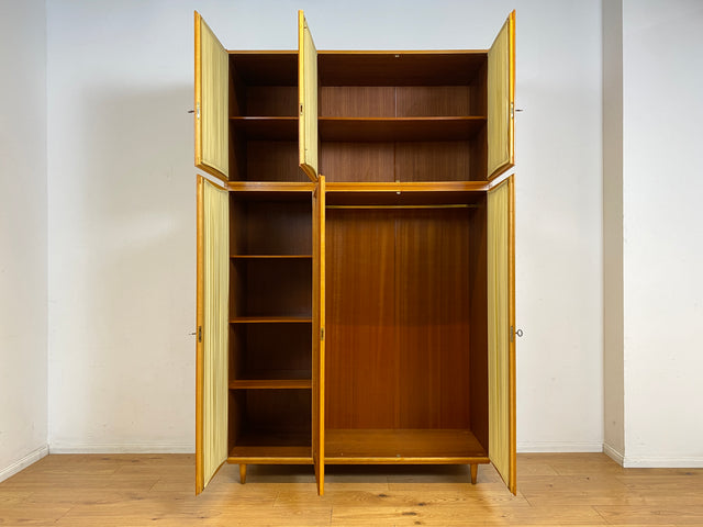 Stilvoller und perfekt aufgeteilter heller Mid-Century Kleiderschrank mit Glastüren , Vorhang und Aufsatz I Schrank Schlafzimmerschrank Wäscheschrank Wardrobe Vintage 60er I