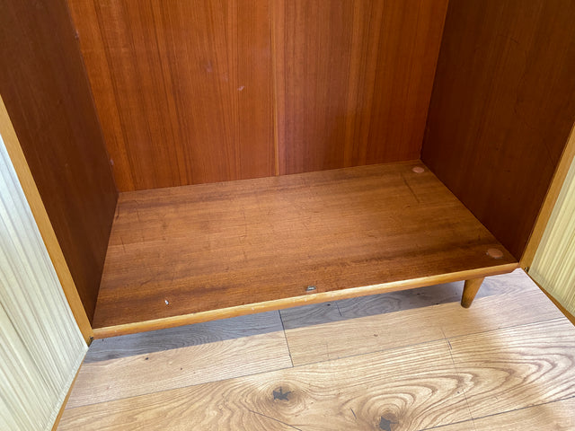Stilvoller und perfekt aufgeteilter heller Mid-Century Kleiderschrank mit Glastüren , Vorhang und Aufsatz I Schrank Schlafzimmerschrank Wäscheschrank Wardrobe Vintage 60er I