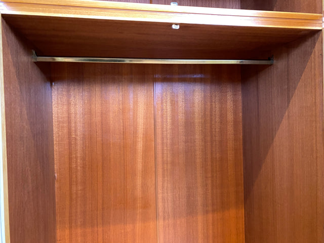 Stilvoller und perfekt aufgeteilter heller Mid-Century Kleiderschrank mit Glastüren , Vorhang und Aufsatz I Schrank Schlafzimmerschrank Wäscheschrank Wardrobe Vintage 60er I