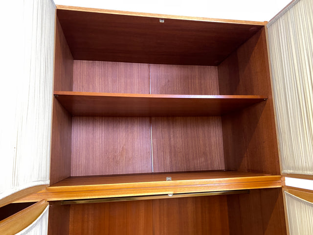 Stilvoller und perfekt aufgeteilter heller Mid-Century Kleiderschrank mit Glastüren , Vorhang und Aufsatz I Schrank Schlafzimmerschrank Wäscheschrank Wardrobe Vintage 60er I