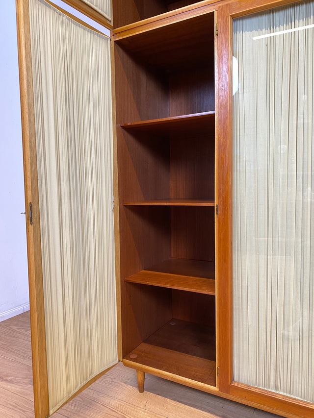 Stilvoller und perfekt aufgeteilter heller Mid-Century Kleiderschrank mit Glastüren , Vorhang und Aufsatz I Schrank Schlafzimmerschrank Wäscheschrank Wardrobe Vintage 60er I