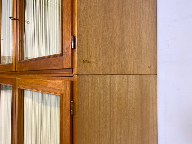 Stilvoller und perfekt aufgeteilter heller Mid-Century Kleiderschrank mit Glastüren , Vorhang und Aufsatz I Schrank Schlafzimmerschrank Wäscheschrank Wardrobe Vintage 60er I