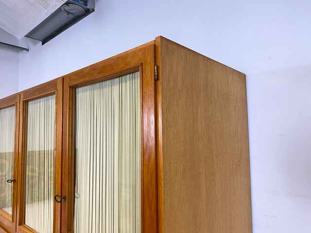 Stilvoller und perfekt aufgeteilter heller Mid-Century Kleiderschrank mit Glastüren , Vorhang und Aufsatz I Schrank Schlafzimmerschrank Wäscheschrank Wardrobe Vintage 60er I