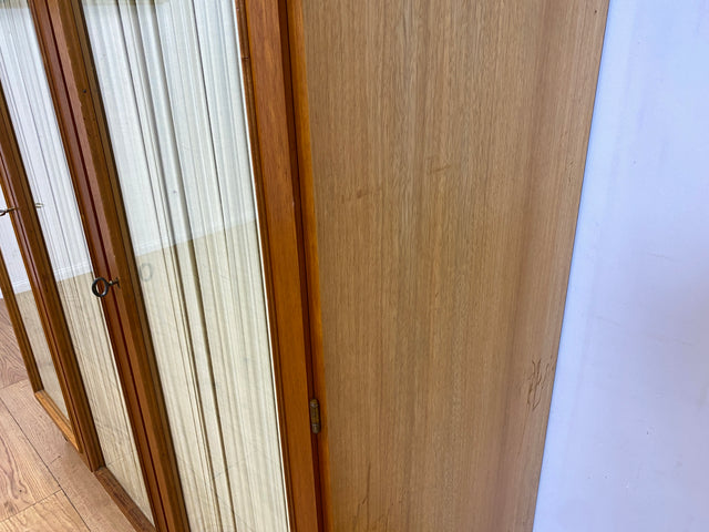 Stilvoller und perfekt aufgeteilter heller Mid-Century Kleiderschrank mit Glastüren , Vorhang und Aufsatz I Schrank Schlafzimmerschrank Wäscheschrank Wardrobe Vintage 60er I