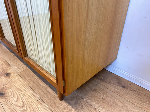 Stilvoller und perfekt aufgeteilter heller Mid-Century Kleiderschrank mit Glastüren , Vorhang und Aufsatz I Schrank Schlafzimmerschrank Wäscheschrank Wardrobe Vintage 60er I
