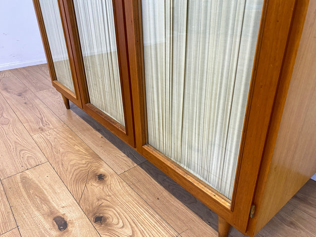 Stilvoller und perfekt aufgeteilter heller Mid-Century Kleiderschrank mit Glastüren , Vorhang und Aufsatz I Schrank Schlafzimmerschrank Wäscheschrank Wardrobe Vintage 60er I