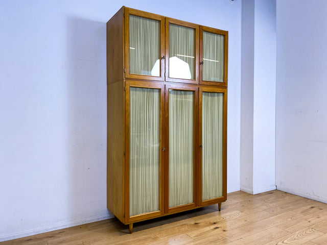 Stilvoller und perfekt aufgeteilter heller Mid-Century Kleiderschrank mit Glastüren , Vorhang und Aufsatz I Schrank Schlafzimmerschrank Wäscheschrank Wardrobe Vintage 60er I