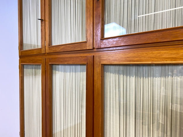 Stilvoller und perfekt aufgeteilter heller Mid-Century Kleiderschrank mit Glastüren , Vorhang und Aufsatz I Schrank Schlafzimmerschrank Wäscheschrank Wardrobe Vintage 60er I