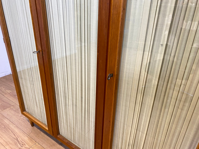 Stilvoller und perfekt aufgeteilter heller Mid-Century Kleiderschrank mit Glastüren , Vorhang und Aufsatz I Schrank Schlafzimmerschrank Wäscheschrank Wardrobe Vintage 60er I