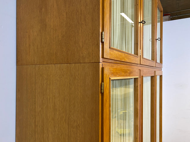 Stilvoller und perfekt aufgeteilter heller Mid-Century Kleiderschrank mit Glastüren , Vorhang und Aufsatz I Schrank Schlafzimmerschrank Wäscheschrank Wardrobe Vintage 60er I