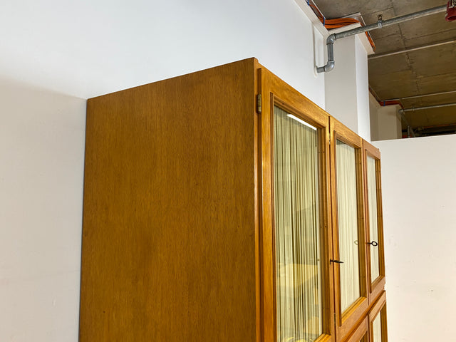 Stilvoller und perfekt aufgeteilter heller Mid-Century Kleiderschrank mit Glastüren , Vorhang und Aufsatz I Schrank Schlafzimmerschrank Wäscheschrank Wardrobe Vintage 60er I
