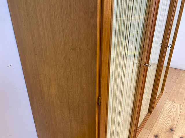 Stilvoller und perfekt aufgeteilter heller Mid-Century Kleiderschrank mit Glastüren , Vorhang und Aufsatz I Schrank Schlafzimmerschrank Wäscheschrank Wardrobe Vintage 60er I