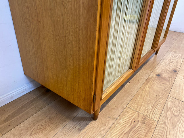 Stilvoller und perfekt aufgeteilter heller Mid-Century Kleiderschrank mit Glastüren , Vorhang und Aufsatz I Schrank Schlafzimmerschrank Wäscheschrank Wardrobe Vintage 60er I