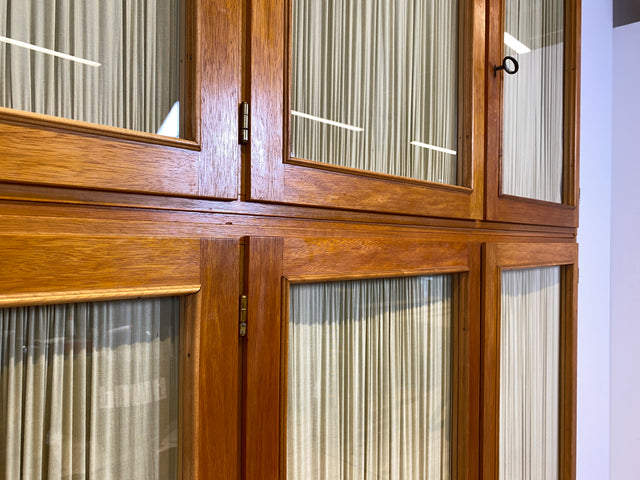 Stilvoller und perfekt aufgeteilter heller Mid-Century Kleiderschrank mit Glastüren , Vorhang und Aufsatz I Schrank Schlafzimmerschrank Wäscheschrank Wardrobe Vintage 60er I