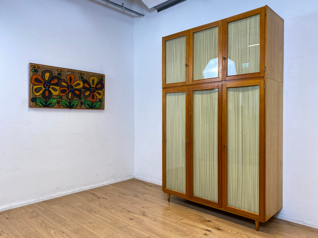 Stilvoller und perfekt aufgeteilter heller Mid-Century Kleiderschrank mit Glastüren , Vorhang und Aufsatz I Schrank Schlafzimmerschrank Wäscheschrank Wardrobe Vintage 60er I