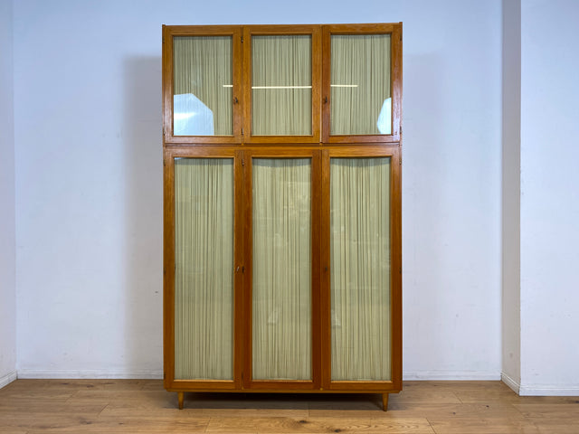 Stilvoller und perfekt aufgeteilter heller Mid-Century Kleiderschrank mit Glastüren , Vorhang und Aufsatz I Schrank Schlafzimmerschrank Wäscheschrank Wardrobe Vintage 60er I